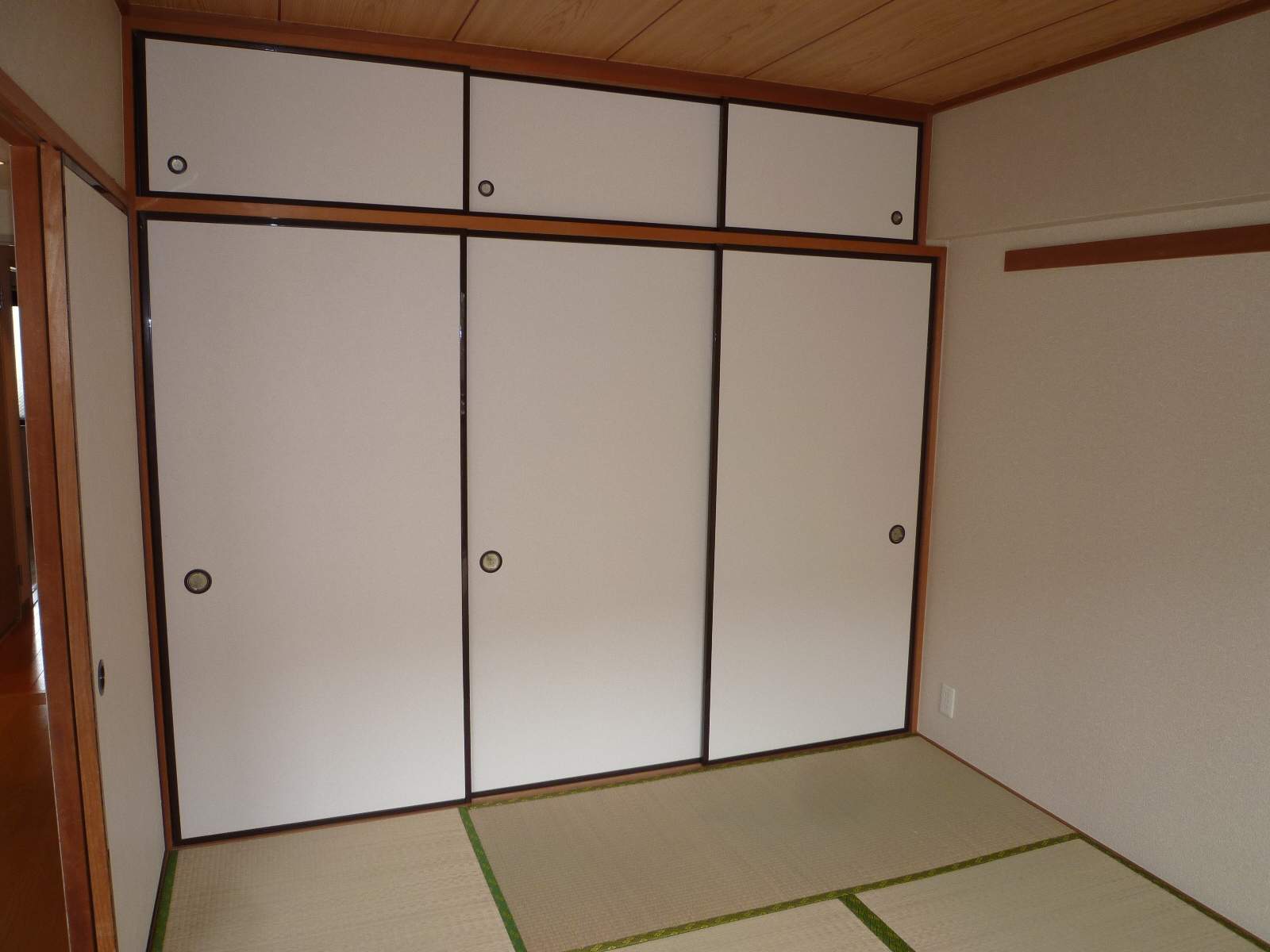 Receipt. Japanese-style storage, Upper closet there.