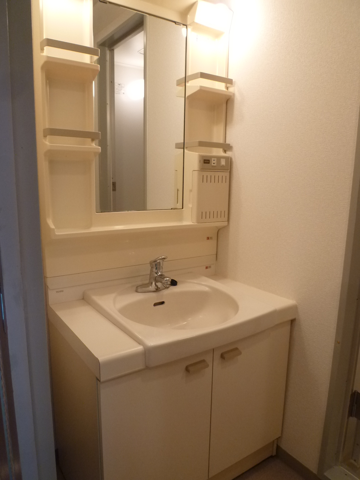 Washroom. Independent wash basin!