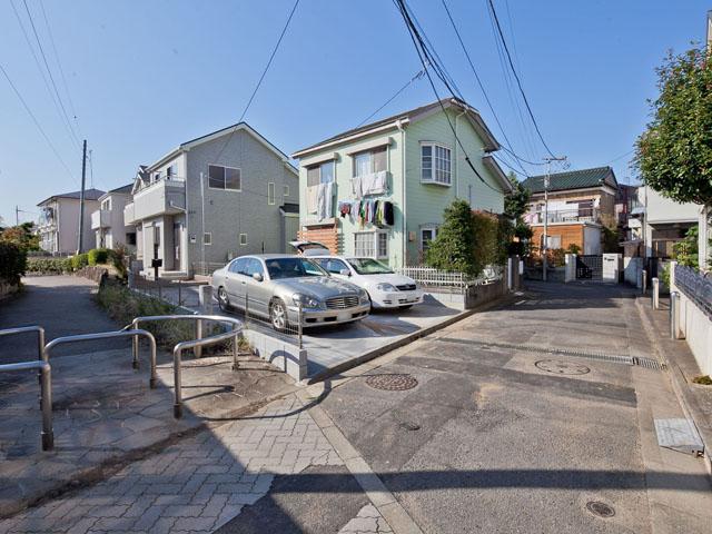 Local photos, including front road. Day is good for the south park!