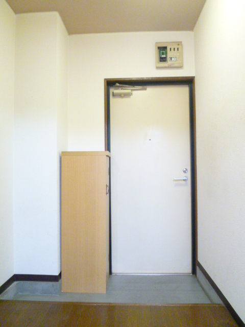 Entrance. It is the entrance space with a shoe box