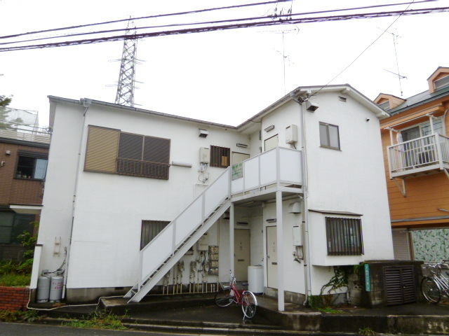 Building appearance. Entrance side
