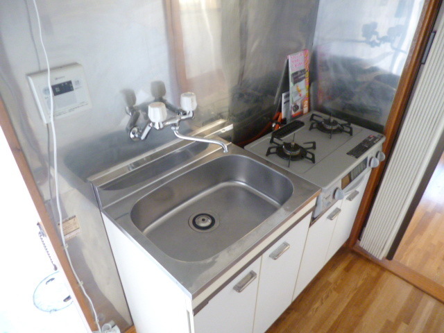 Kitchen. Two-burner stove can be installed