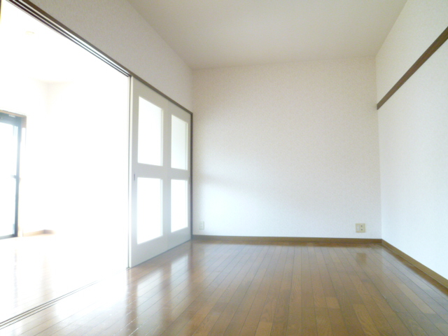 Living and room. Bright dining space