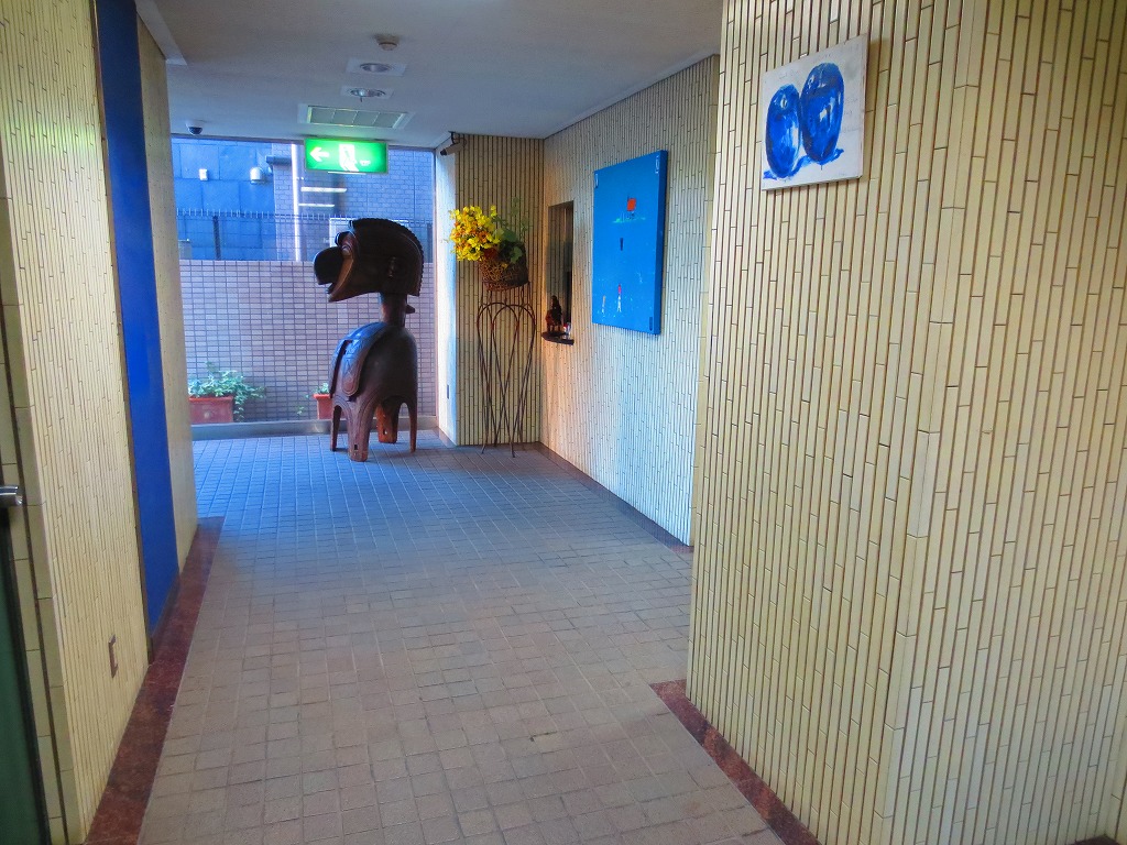 Entrance. Objects and paintings produce a fashionable ☆