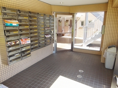 Entrance. entrance, Auto with lock