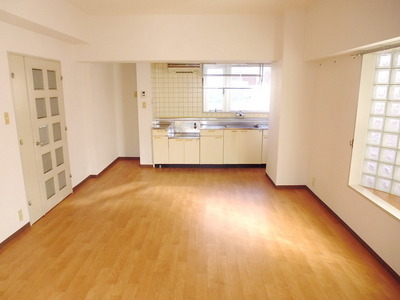 Living and room.  ☆ Clean flooring ☆ 