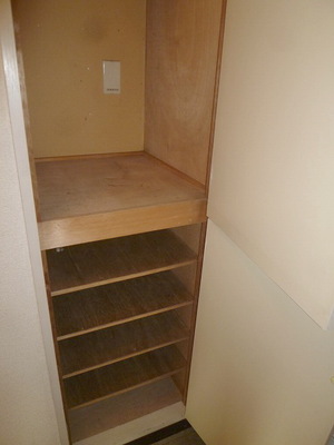 Entrance. ☆ There cupboard ☆