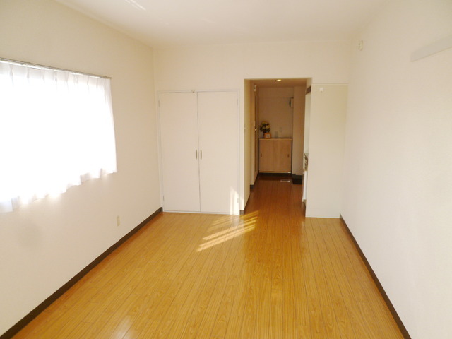 Living and room. Bay windows with rooms