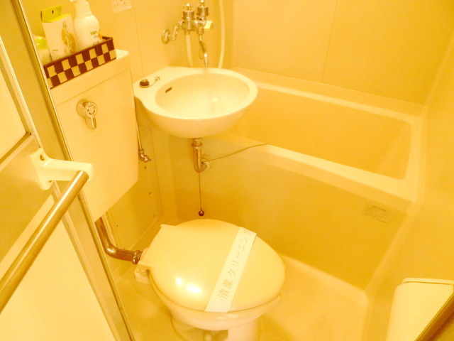 Bath. Clean 3-point unit