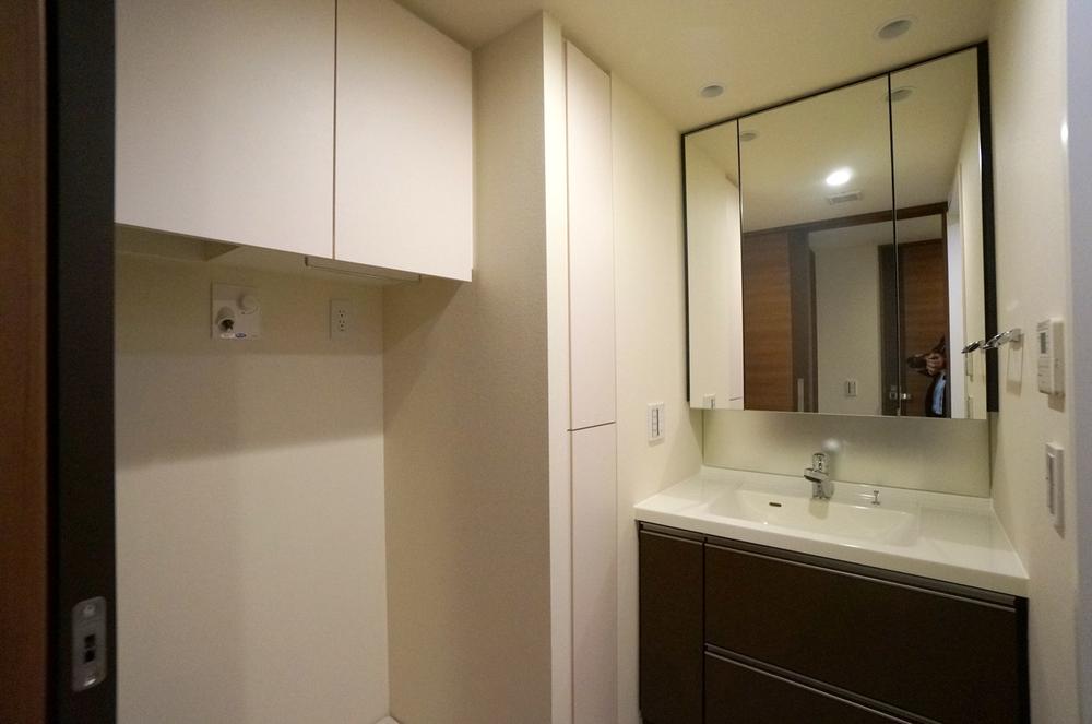 Wash basin, toilet. Indoor (11 May 2013) Shooting