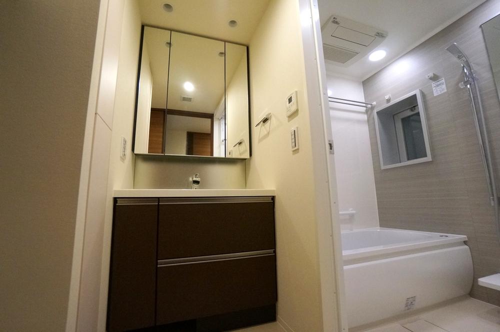 Wash basin, toilet. Indoor (11 May 2013) Shooting