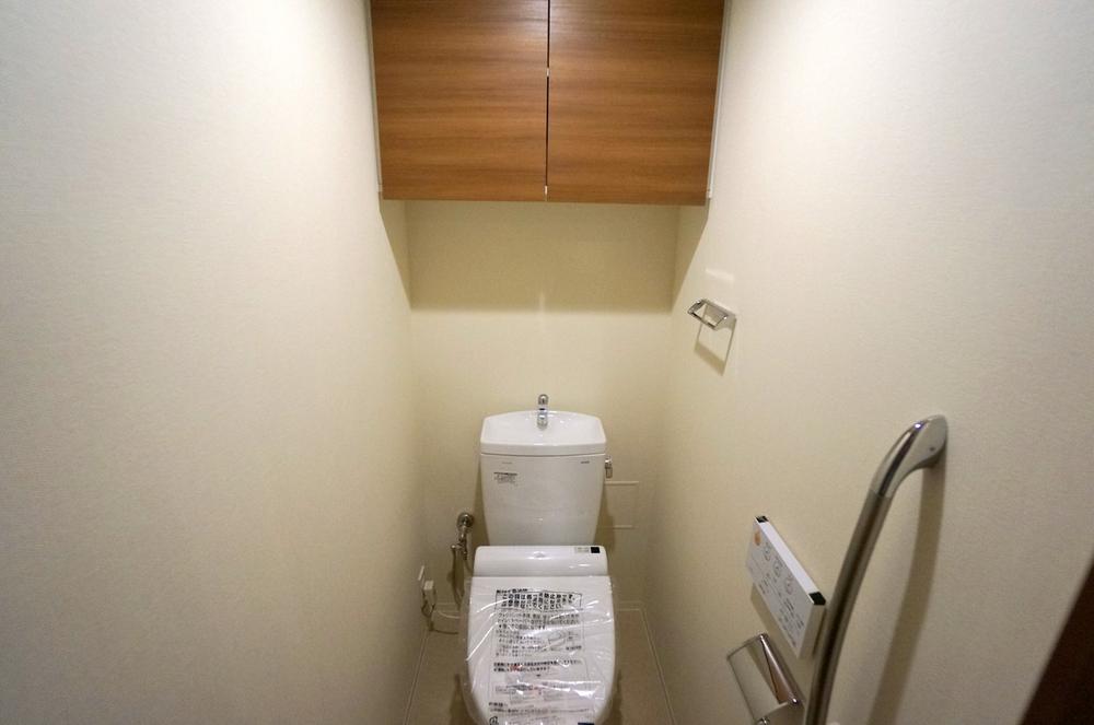 Toilet. Indoor (11 May 2013) Shooting