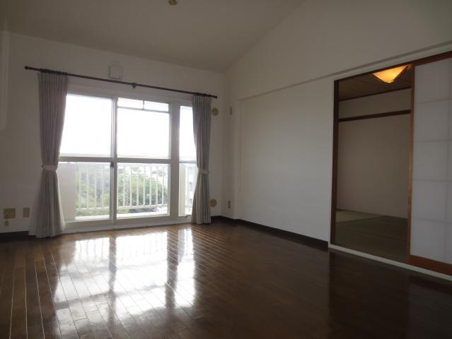 Living. Sunny living dining adopted tilt ceiling. The window has been changed to double sash.