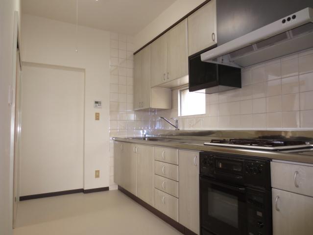 Kitchen. System kitchen. It is bright because it comes with a window.