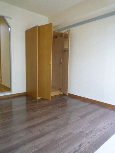 Living and room. I would not mind the arrangement of the rooms at the storage rack of movable