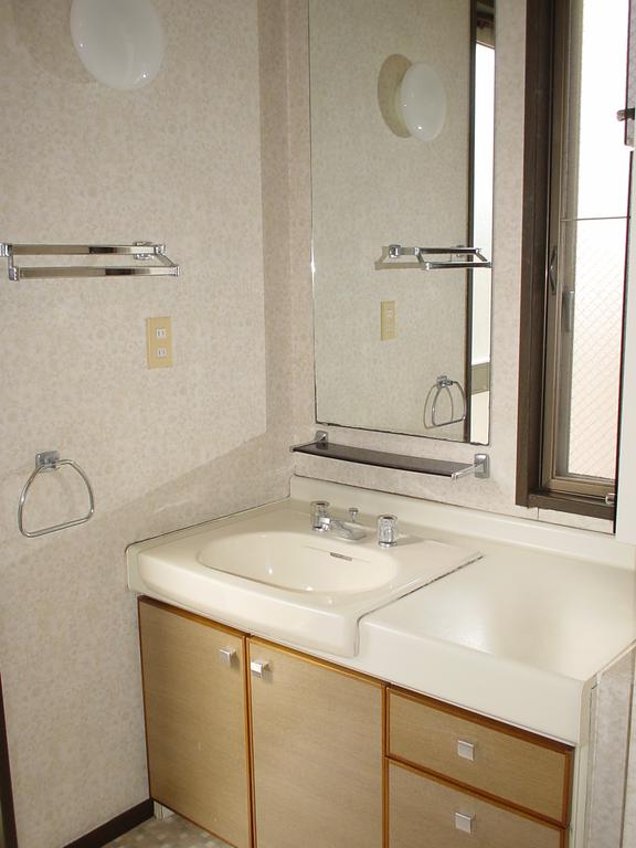 Washroom. There is a separate washroom. 