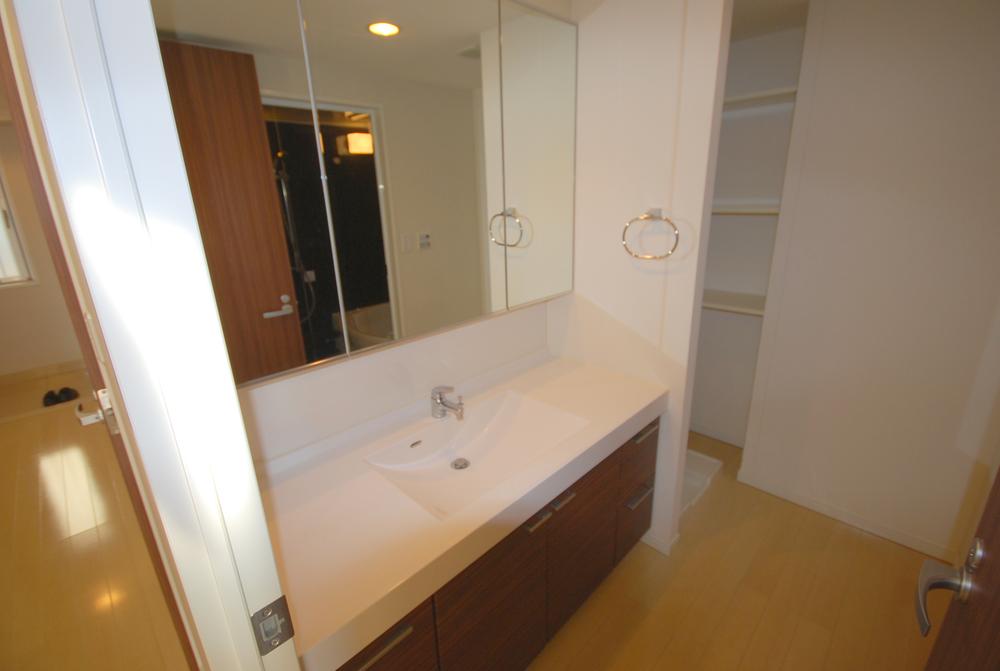 Wash basin, toilet. December 2013 shooting