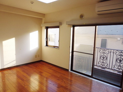 Other room space. Bright Western-style