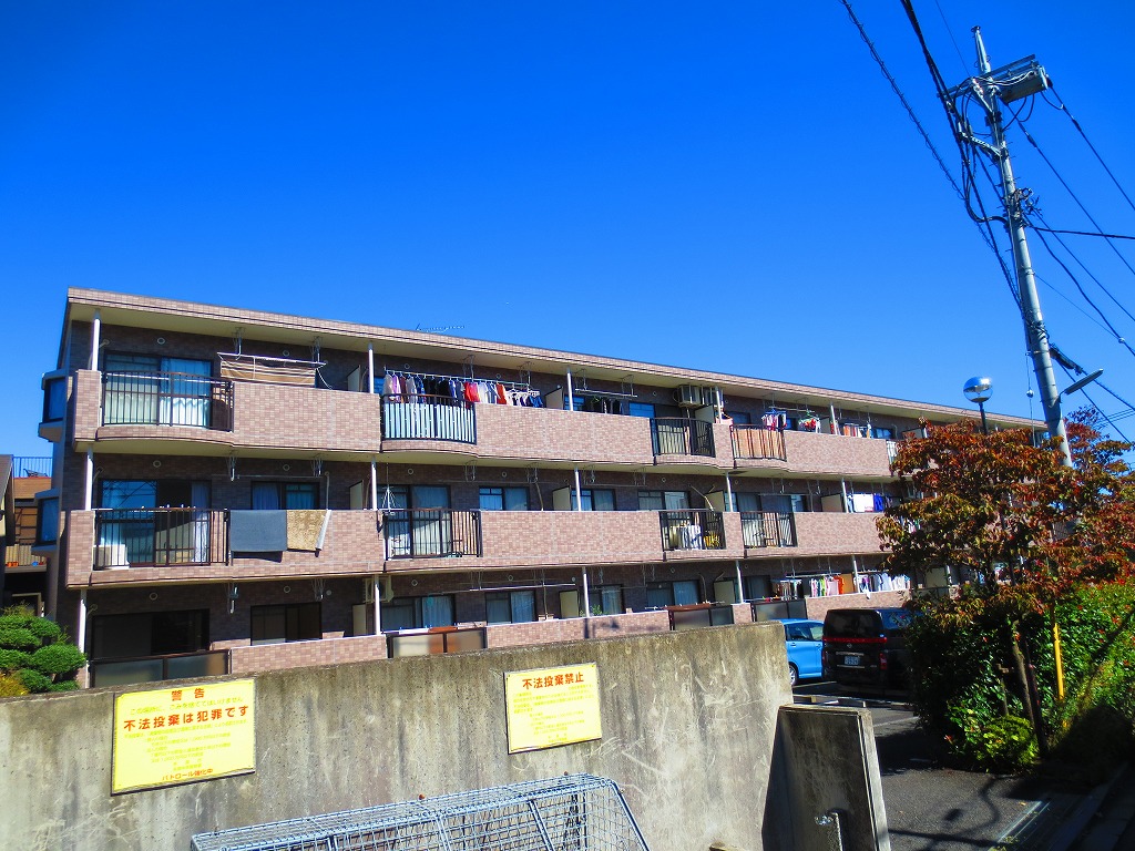 Building appearance. It is a quiet residential area