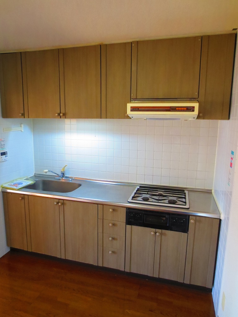 Kitchen. Spacious 3-neck system Kitchen adopted