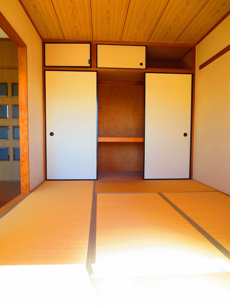 Receipt. With convenient upper closet ☆ 