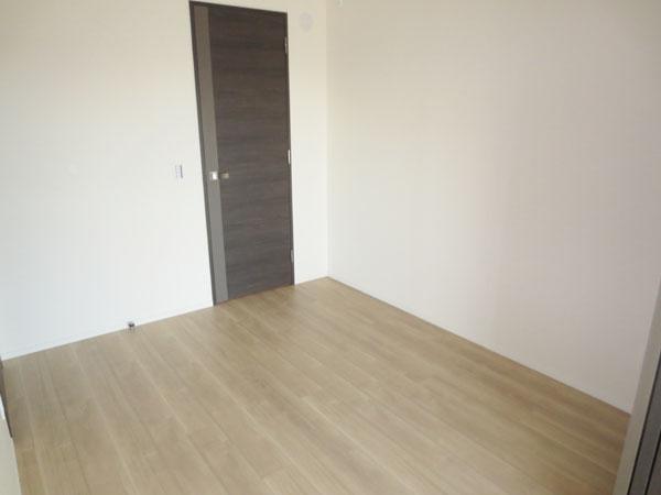 Non-living room. 2 along the line more accessible 						 / 							Fiscal year Available 						 / 							Facing south 						 / 							System kitchen 						 / 							Bathroom Dryer 						 / 							Yang per good 						 / 							Share facility enhancement 						 / 							All room storage 						 / 							A quiet residential area 						 / 							Mist sauna 						 / 							Washbasin with shower 						 / 							Face-to-face kitchen 						 / 							Security enhancement 						 / 							Self-propelled parking 						 / 							Wide balcony 						 / 							South balcony 						 / 							Bicycle-parking space 						 / 							Elevator 						 / 							Otobasu 						 / 							High speed Internet correspondence 						 / 							TV monitor interphone 						 / 							Leafy residential area 						 / 							Ventilation good 						 / 							All living room flooring 						 / 							Walk-in closet 						 / 							water filter 						 / 							Storeroom 						 / 							Pets Negotiable 						 / 							Located on a hill 						 / 							Floor heating 						 / 							Delivery Box