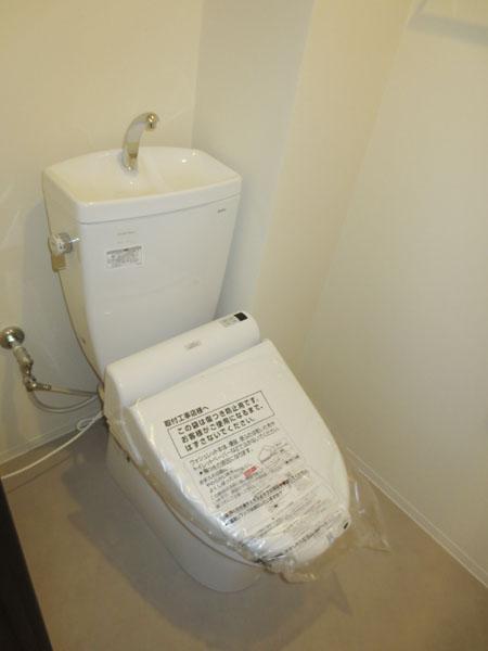 Toilet. Indoor (10 May 2013) Shooting