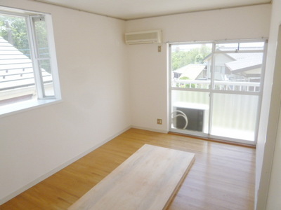 Living and room. There is a bay window