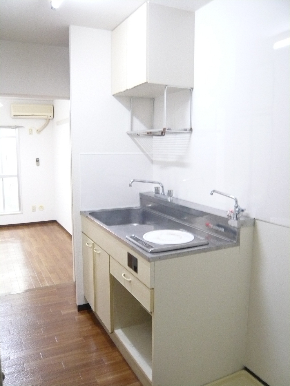 Kitchen. You can cook quickly in the IH heater