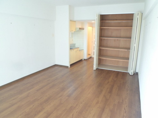 Other room space. Spacious Western-style 12 Pledge