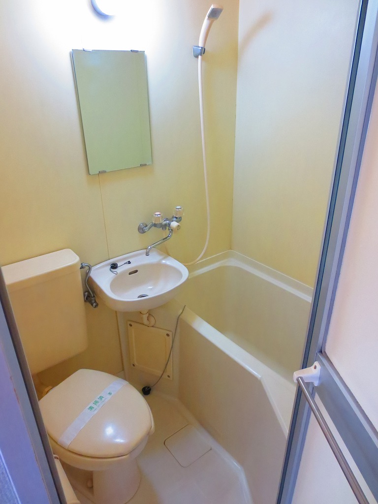 Bath. And is clean easy unit bus