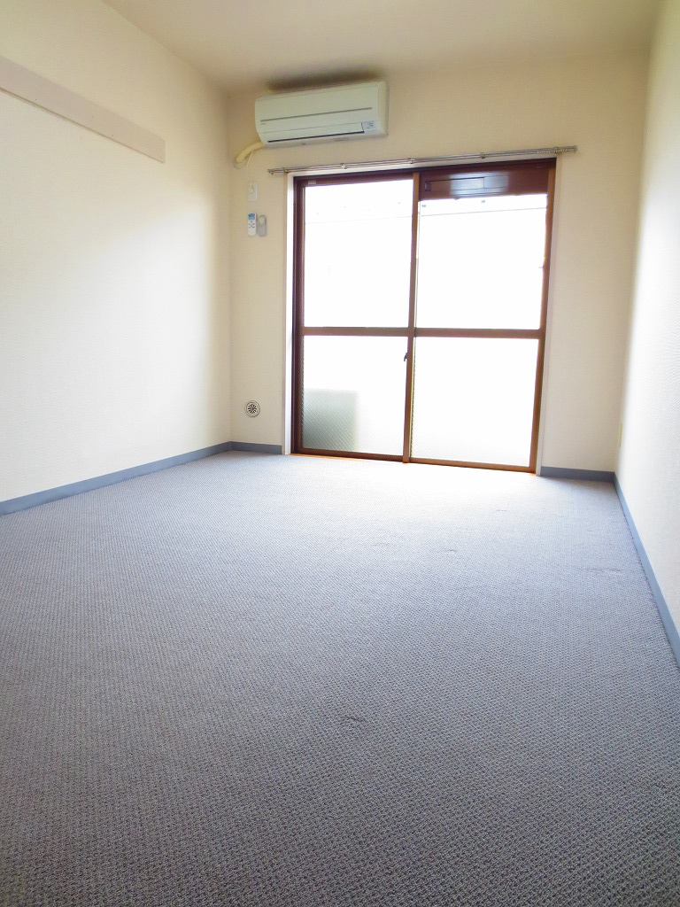 Living and room. Carpet specification is excellent sound insulation