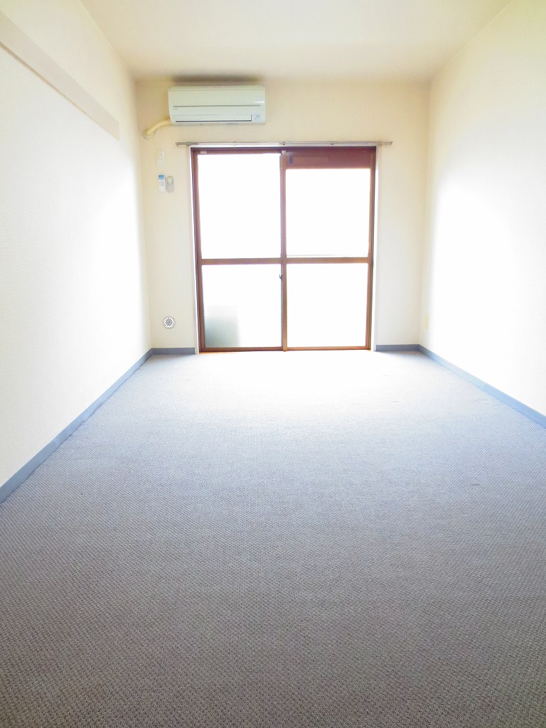 Living and room. Spacious layout and easy in the living room