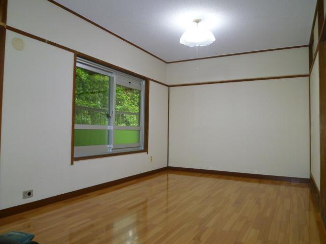 Living. It has been changed to follow the ring in June 2013. Yes put insulation under the floor.