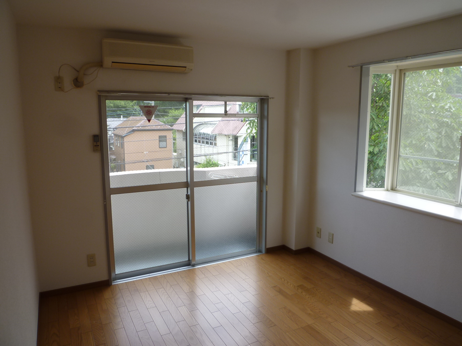 Living and room. A bright room! All flooring!
