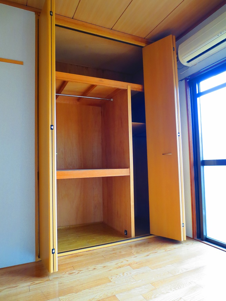 Receipt. Is the storage of small folding door type the dead space ☆