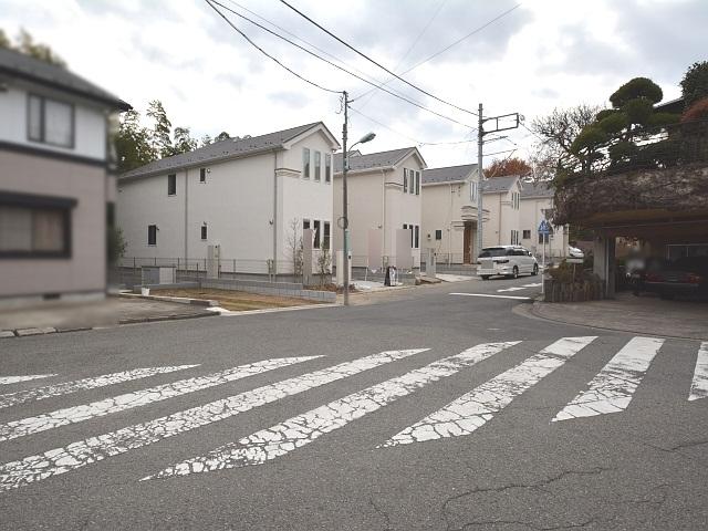 Local photos, including front road. Contact road situation