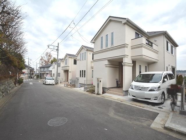 Local photos, including front road. Contact road situation