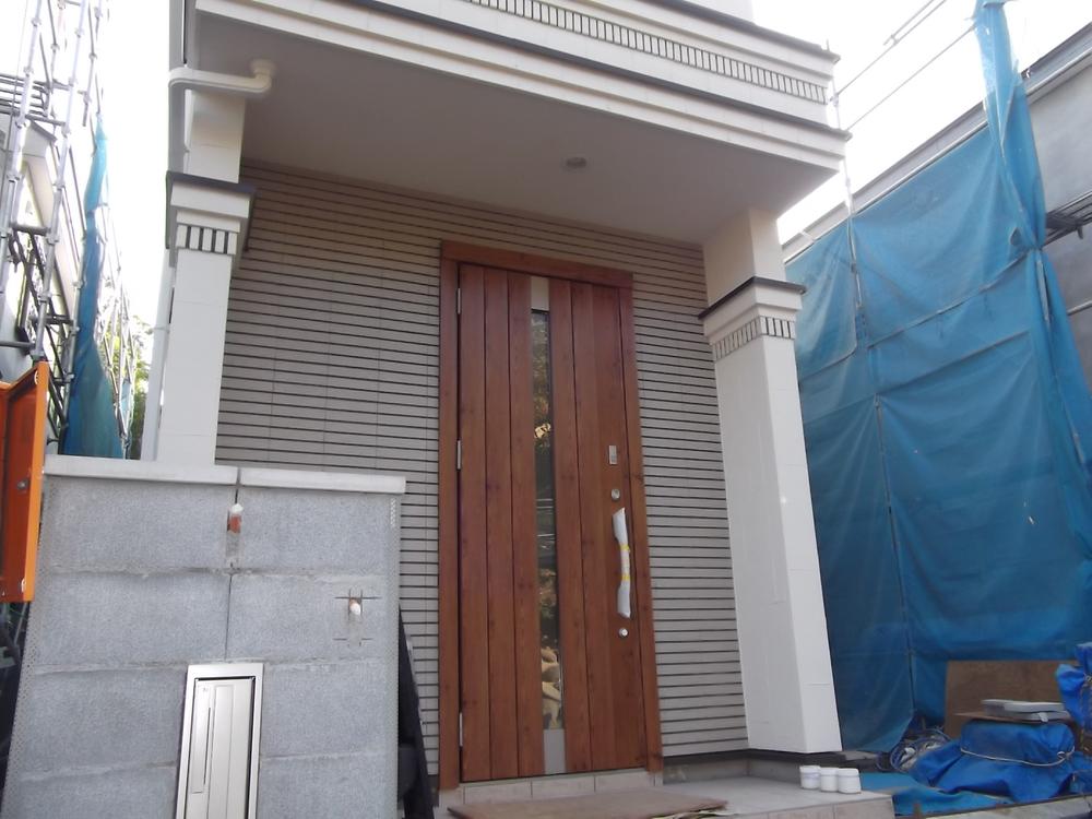 Entrance. 3 Building entrance before