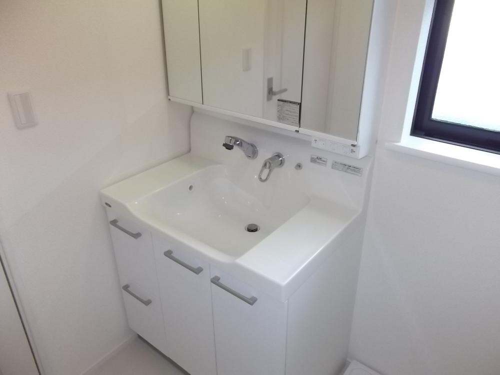 Wash basin, toilet. 3 Building vanity