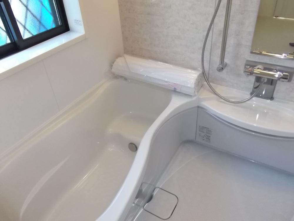 Bathroom. Building 3 bright bathroom