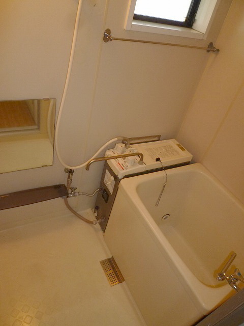 Bath. ☆ Tub with a window ☆