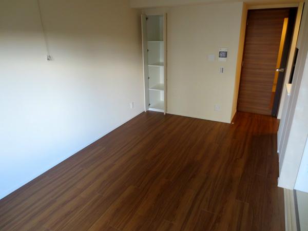 Living. Living dining. It comes with a floor heating.