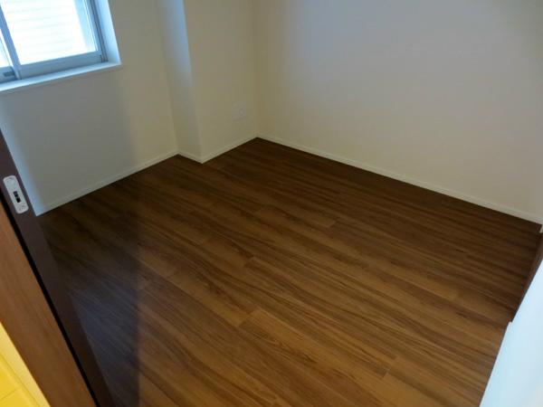 Non-living room. Western-style is about 6 Pledge. To properly function as a room because the closet is also there is also a window.