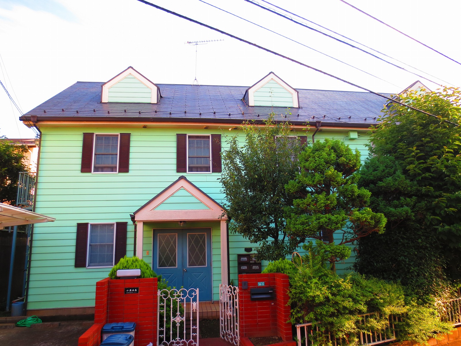 Building appearance. It is recommended for people who for the first time alone dwelling