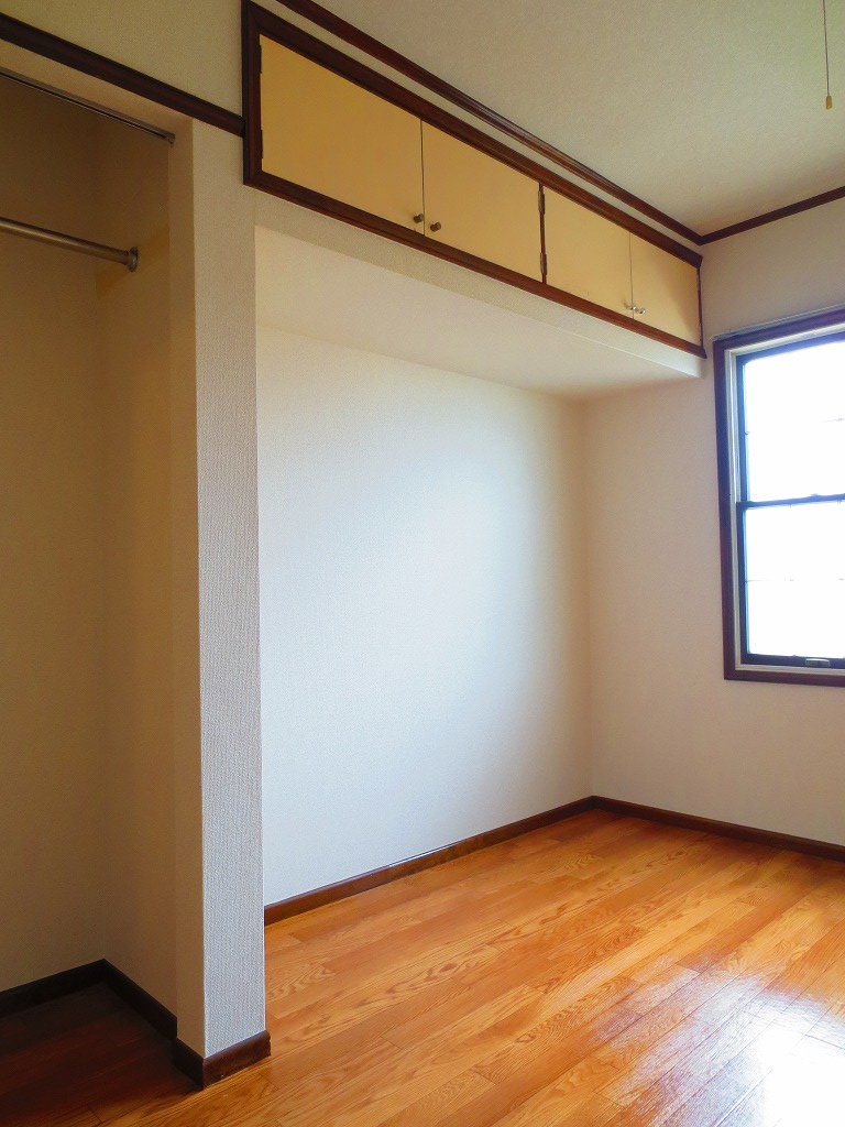 Living and room. It is with the upper receiving