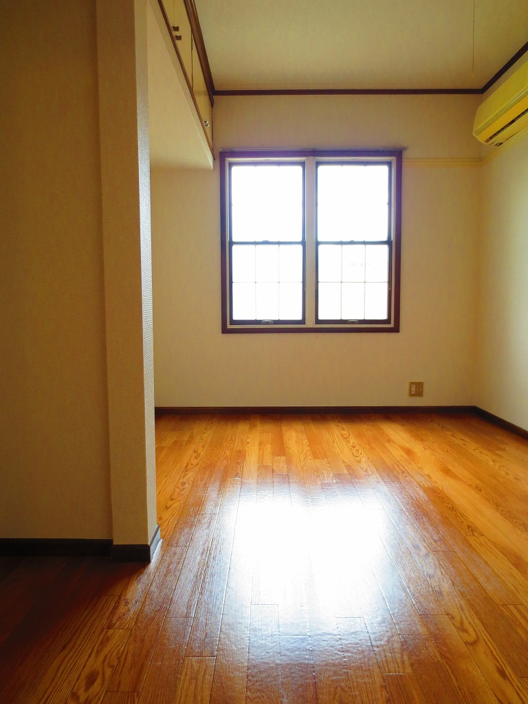 Living and room. Day good rooms