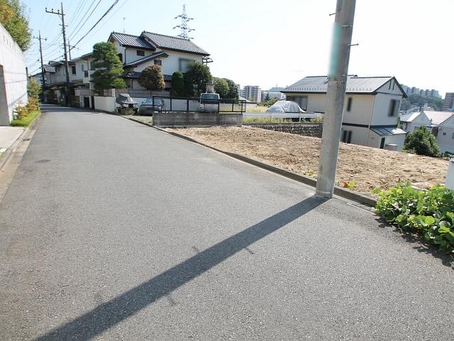 Local photos, including front road. Contact road situation