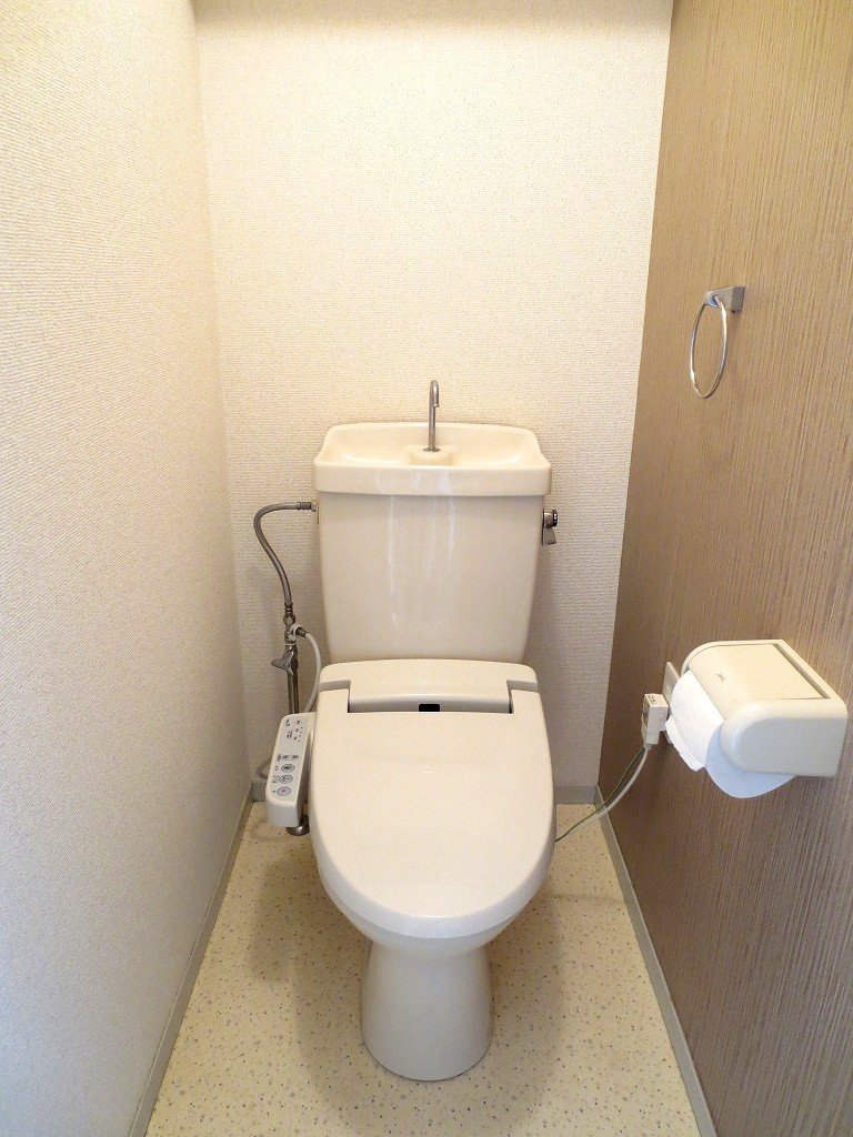 Toilet. A clean room with a top shelf ☆