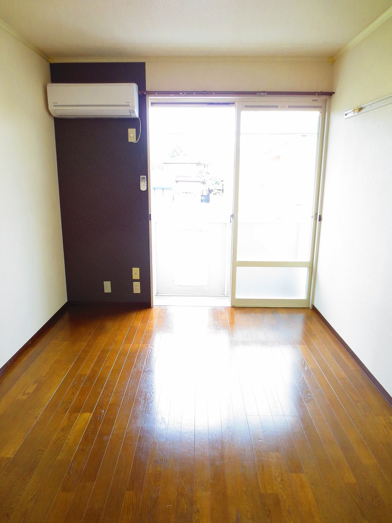 Living and room. Easy to clean flooring ☆